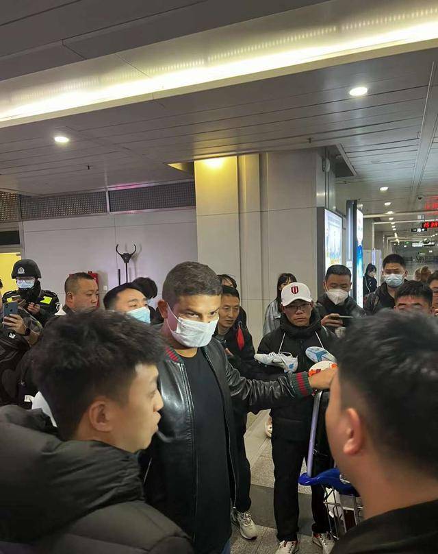 世界杯皇冠足球平台_国足归化前锋归来!再次征战中超世界杯皇冠足球平台,回归国足还有希望吗?