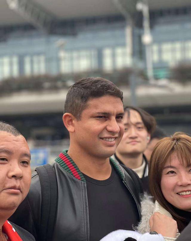 世界杯皇冠足球平台_国足归化前锋归来!再次征战中超世界杯皇冠足球平台,回归国足还有希望吗?