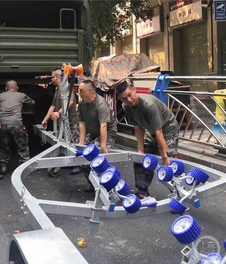 皇冠信用盘出租_“雷锋的士”这十年丨殷其龙:开好“爱心摆渡车”