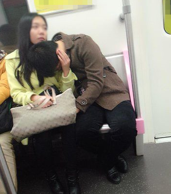 皇冠信用怎么弄_开心一刻:还看不明白吗皇冠信用怎么弄,你妈这是嫌你多余呢!