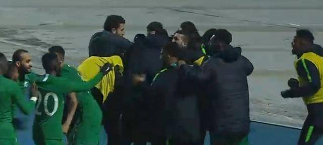 皇冠信用盘登2登3_3分钟2球+写意吊门绝杀!亚洲第7逆转登榜首皇冠信用盘登2登3,全队疯狂拥抱庆祝