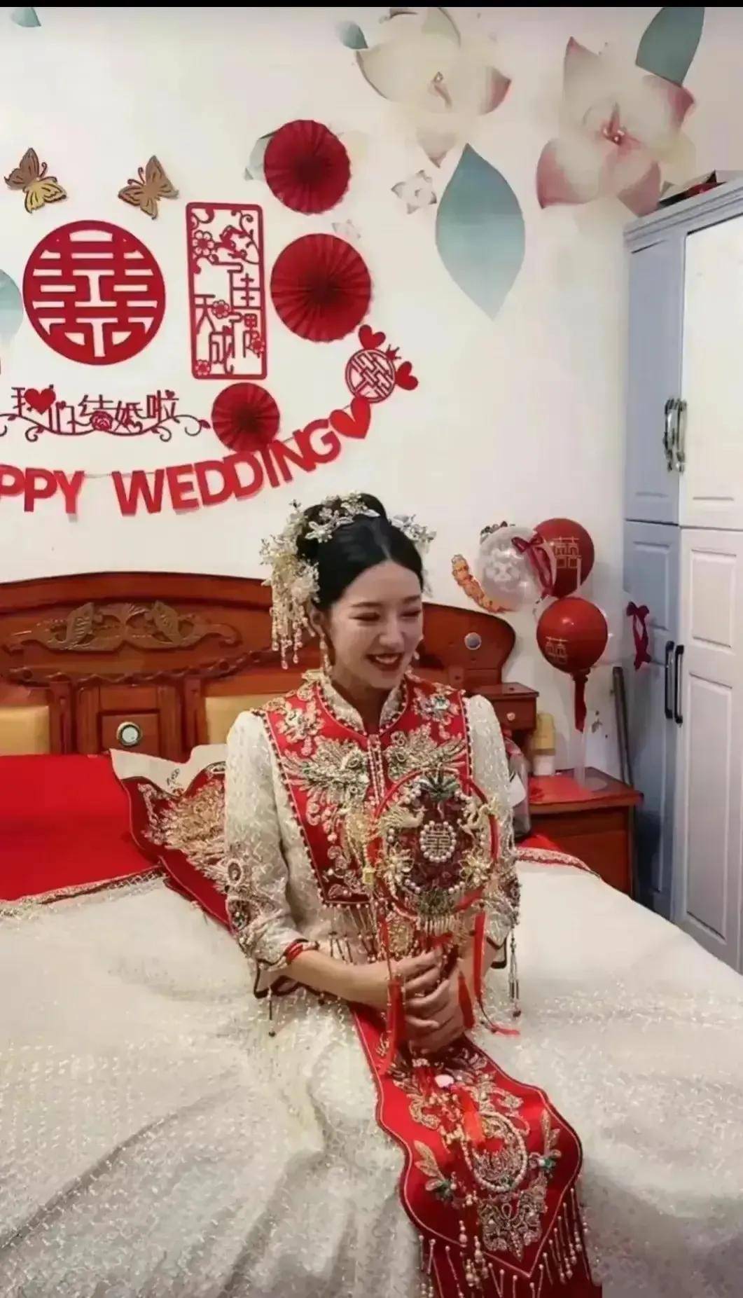 皇冠登1登2登3_麦小登结婚皇冠登1登2登3,登姑盛装打扮,手提2万元挎包,豪气十足