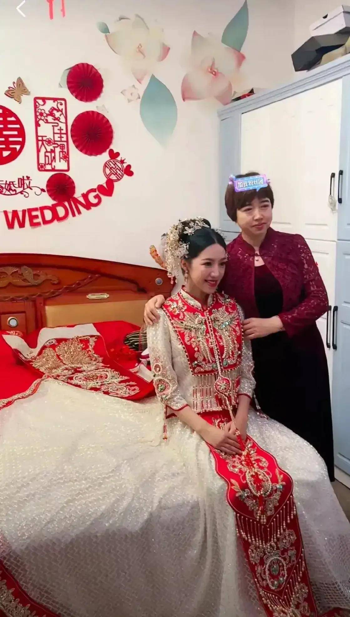 皇冠登1登2登3_麦小登结婚皇冠登1登2登3,登姑盛装打扮,手提2万元挎包,豪气十足