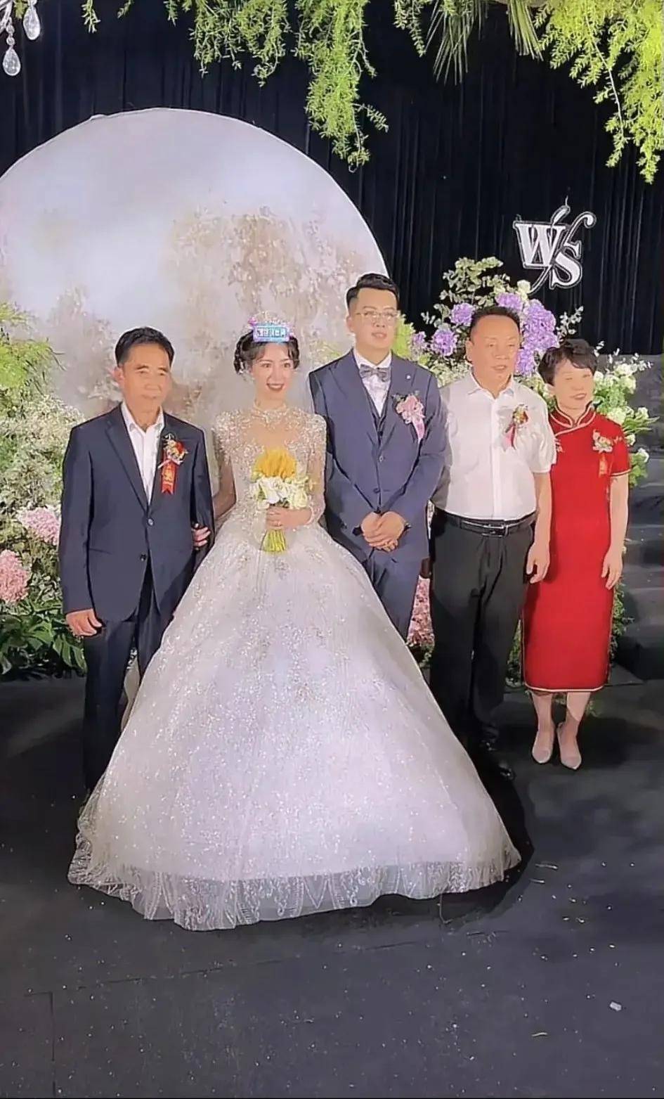 皇冠登1登2登3_麦小登结婚皇冠登1登2登3,登姑盛装打扮,手提2万元挎包,豪气十足