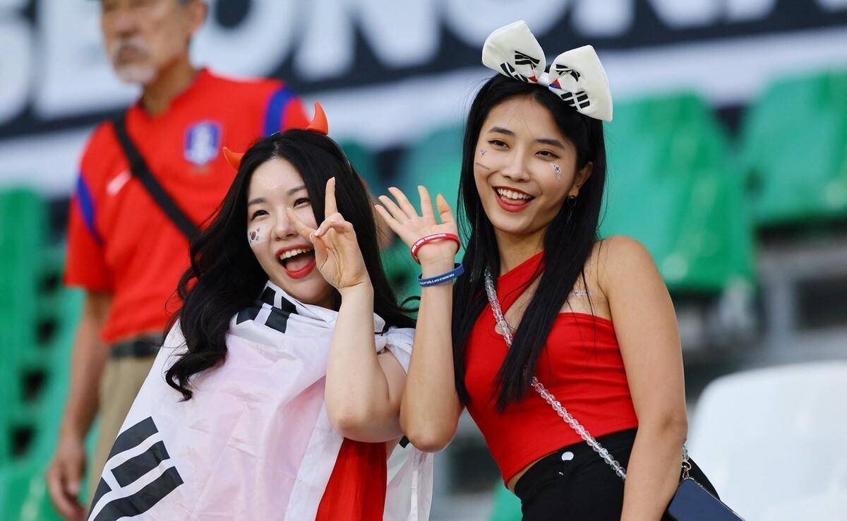 世界杯皇冠足球平台_小组赛总结 足球为何发展成了这个样子世界杯皇冠足球平台?到底哪支球队出了冠军像?