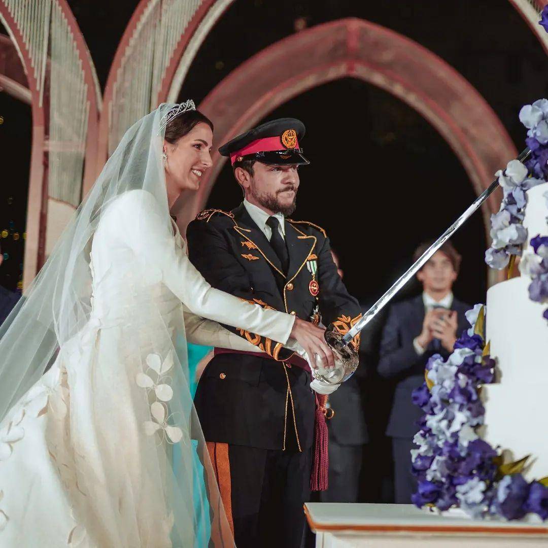 皇冠信用盘怎么注册_不丹王后这次输了!佩戴超小的钻石发箍太寒碜皇冠信用盘怎么注册,粉色传统服饰很嫩