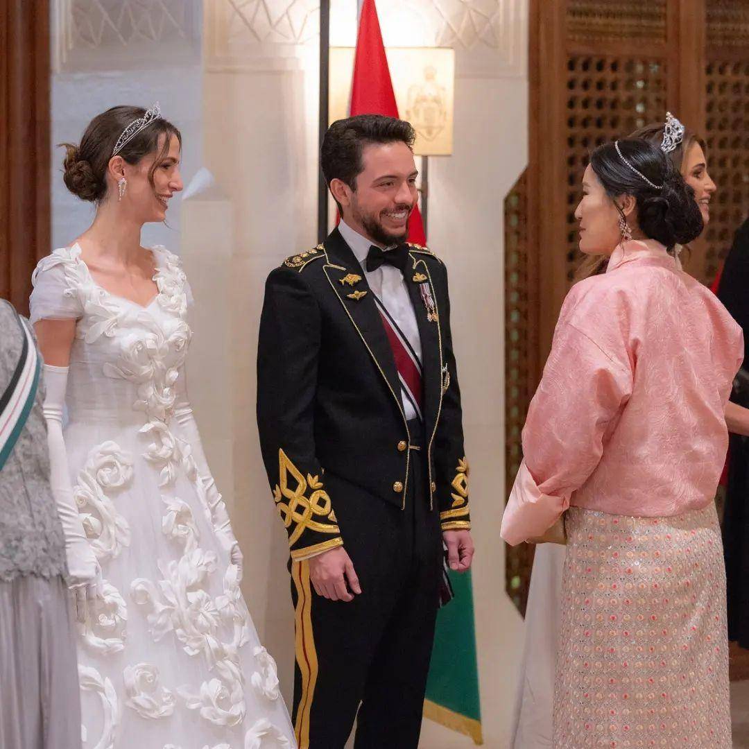 皇冠信用盘怎么注册_不丹王后这次输了!佩戴超小的钻石发箍太寒碜皇冠信用盘怎么注册,粉色传统服饰很嫩