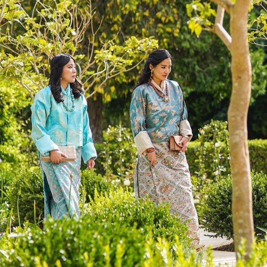 皇冠信用盘怎么注册_不丹王后这次输了!佩戴超小的钻石发箍太寒碜皇冠信用盘怎么注册,粉色传统服饰很嫩