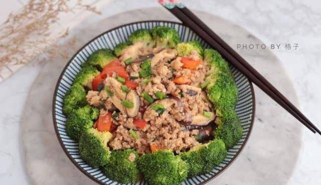 皇冠信用盘怎么弄_西兰花这样做皇冠信用盘怎么弄,给肉都不换,香到舔盘,我家三天两头就吃,特赞