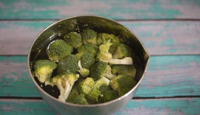 皇冠信用盘怎么弄_西兰花这样做皇冠信用盘怎么弄,给肉都不换,香到舔盘,我家三天两头就吃,特赞