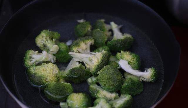 皇冠信用盘怎么弄_西兰花这样做皇冠信用盘怎么弄,给肉都不换,香到舔盘,我家三天两头就吃,特赞