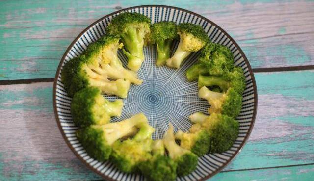 皇冠信用盘怎么弄_西兰花这样做皇冠信用盘怎么弄,给肉都不换,香到舔盘,我家三天两头就吃,特赞