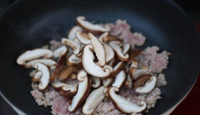 皇冠信用盘怎么弄_西兰花这样做皇冠信用盘怎么弄,给肉都不换,香到舔盘,我家三天两头就吃,特赞