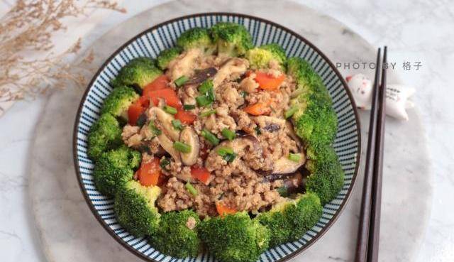 皇冠信用盘怎么弄_西兰花这样做皇冠信用盘怎么弄,给肉都不换,香到舔盘,我家三天两头就吃,特赞