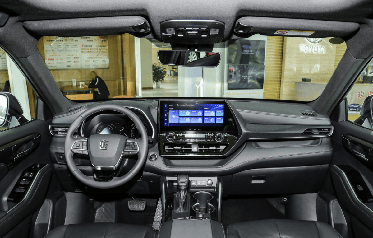 皇冠信用盘平台代理_驾驶体验舒适的一汽丰田皇冠陆放皇冠信用盘平台代理,提成出行感受