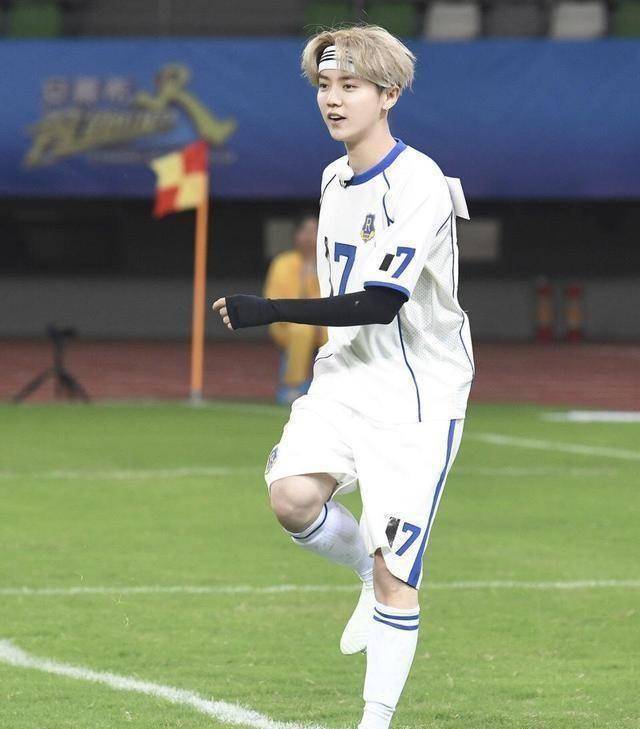 世界杯皇冠足球平台_带你解读鹿晗世界杯皇冠足球平台,“足球鹿”,凭啥可以解说世界杯英格兰对阵伊朗比赛