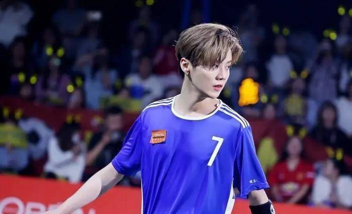 世界杯皇冠足球平台_带你解读鹿晗世界杯皇冠足球平台,“足球鹿”,凭啥可以解说世界杯英格兰对阵伊朗比赛