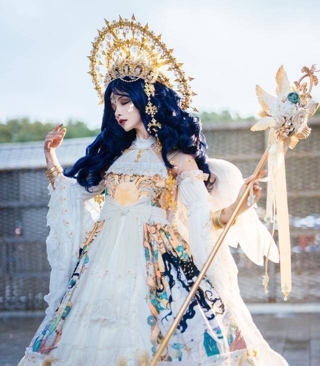 皇冠登一登二登三区别_谢安然再登热搜?顶十斤头皇冠扮“在逃公主”皇冠登一登二登三区别,穿着华丽且高贵