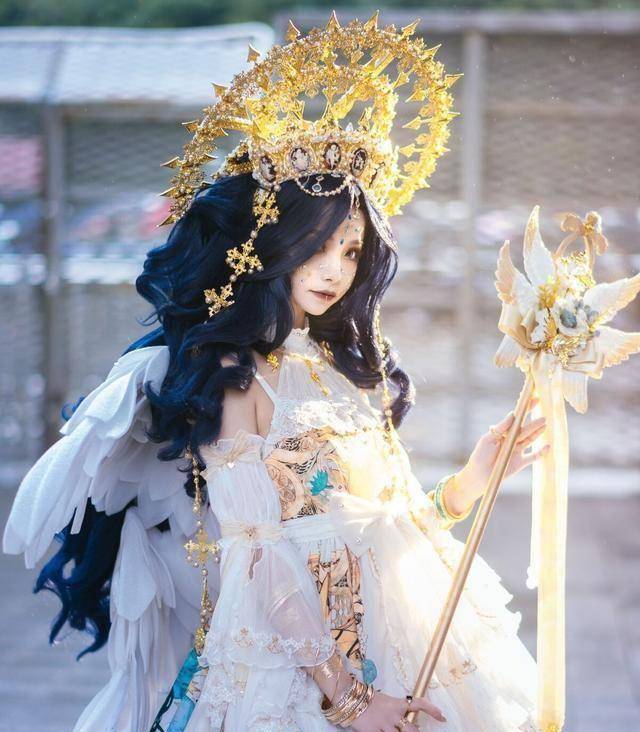 皇冠登一登二登三区别_谢安然再登热搜?顶十斤头皇冠扮“在逃公主”皇冠登一登二登三区别,穿着华丽且高贵