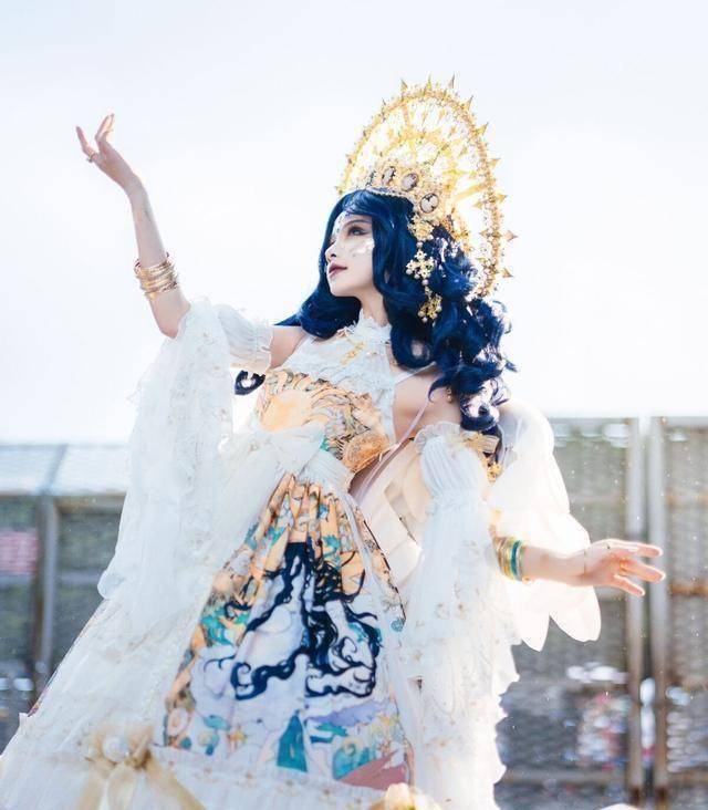 皇冠登一登二登三区别_谢安然再登热搜?顶十斤头皇冠扮“在逃公主”皇冠登一登二登三区别,穿着华丽且高贵