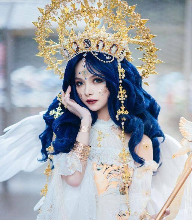 皇冠登一登二登三区别_谢安然再登热搜?顶十斤头皇冠扮“在逃公主”皇冠登一登二登三区别,穿着华丽且高贵