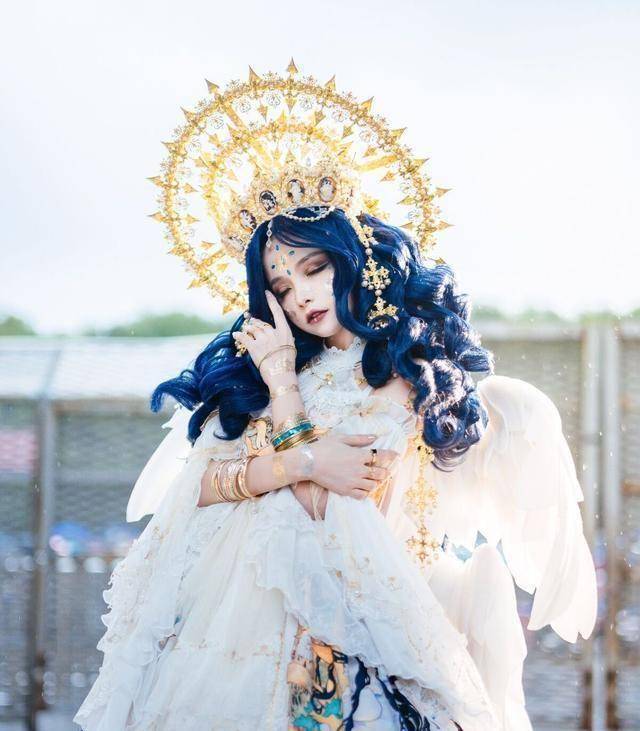 皇冠登一登二登三区别_谢安然再登热搜?顶十斤头皇冠扮“在逃公主”皇冠登一登二登三区别,穿着华丽且高贵