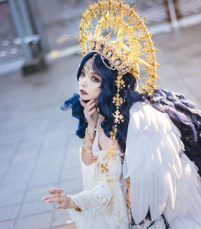皇冠登一登二登三区别_谢安然再登热搜?顶十斤头皇冠扮“在逃公主”皇冠登一登二登三区别,穿着华丽且高贵