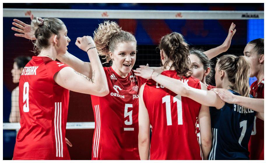 皇冠信用盘登2登3_巅峰对决!美国女排3-2黑马皇冠信用盘登2登3,反超登榜首,波兰教练低级换人+黄牌