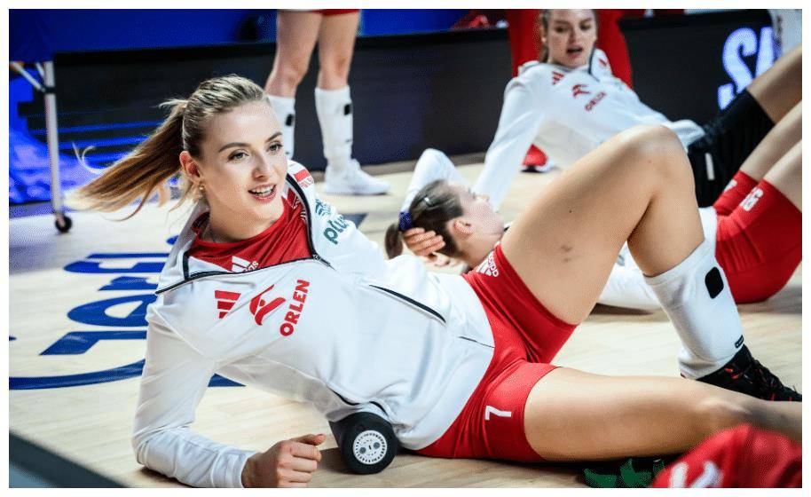 皇冠信用盘登2登3_巅峰对决!美国女排3-2黑马皇冠信用盘登2登3,反超登榜首,波兰教练低级换人+黄牌