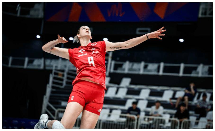 皇冠信用盘登2登3_巅峰对决!美国女排3-2黑马皇冠信用盘登2登3,反超登榜首,波兰教练低级换人+黄牌