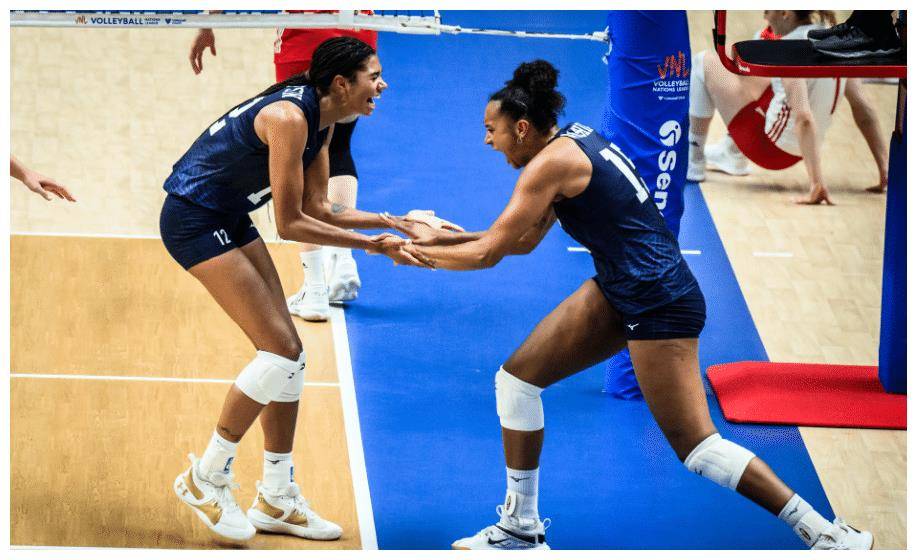 皇冠信用盘登2登3_巅峰对决!美国女排3-2黑马皇冠信用盘登2登3,反超登榜首,波兰教练低级换人+黄牌