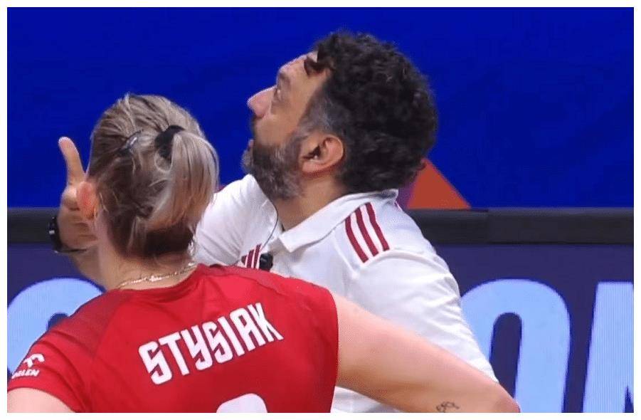 皇冠信用盘登2登3_巅峰对决!美国女排3-2黑马皇冠信用盘登2登3,反超登榜首,波兰教练低级换人+黄牌