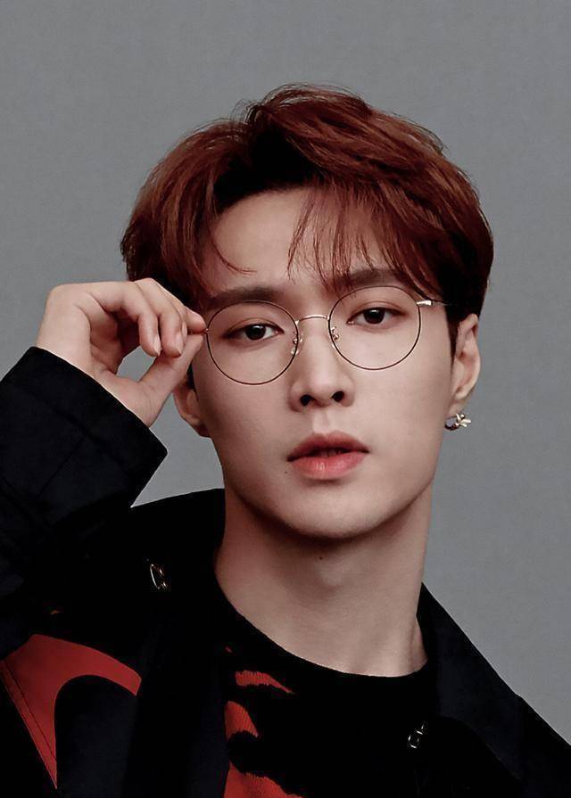 皇冠登1登2登3申请_男明星过30岁生日皇冠登1登2登3申请,肖战登世趋第2,张艺兴登世趋第一,谁更火?