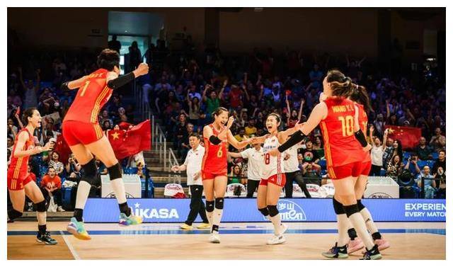 皇冠信用盘登2登3_2年后登巅峰!人民日报央视送贺电皇冠信用盘登2登3,中国女排双杀巴西创3大纪录