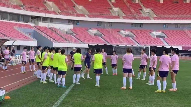 世界杯女子足球赛直播_中国国家女子足球队结束在青集训世界杯女子足球赛直播,奔赴世界杯赛场