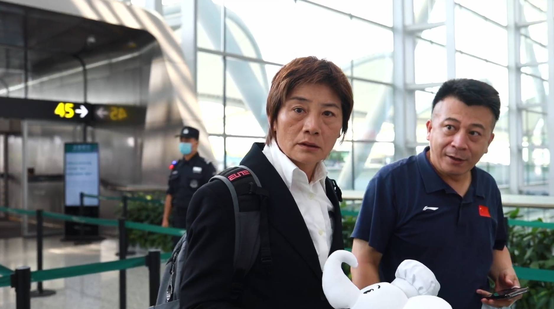 好世界杯2020视频_英姿飒爽!中国女足穿西装出征世界杯好世界杯2020视频,水庆霞盼踢好比赛,武磊、Uzi发视频支持