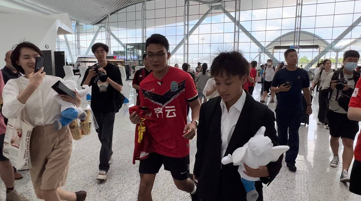 好世界杯2020视频_英姿飒爽!中国女足穿西装出征世界杯好世界杯2020视频,水庆霞盼踢好比赛,武磊、Uzi发视频支持