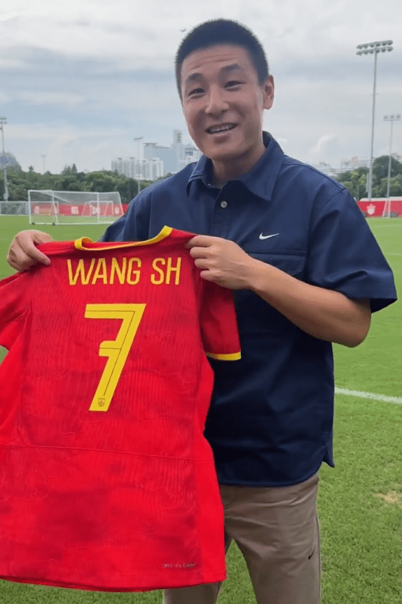 好世界杯2020视频_英姿飒爽!中国女足穿西装出征世界杯好世界杯2020视频,水庆霞盼踢好比赛,武磊、Uzi发视频支持