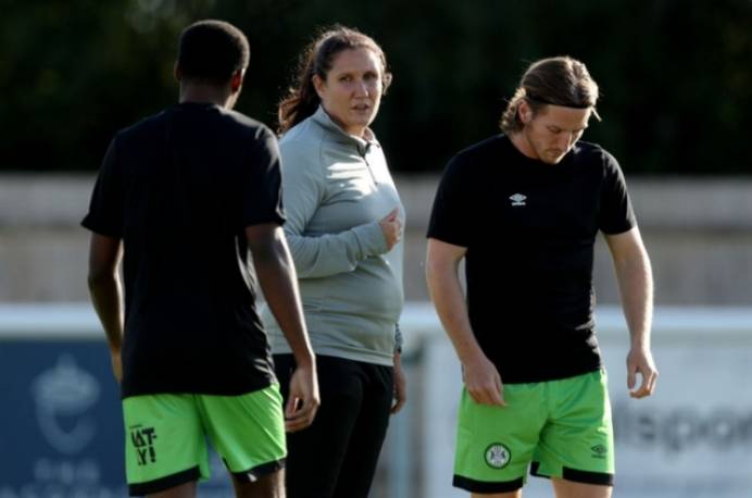 皇冠足球代理_代理教练丁利是英格兰职业足球第一位女教练皇冠足球代理,