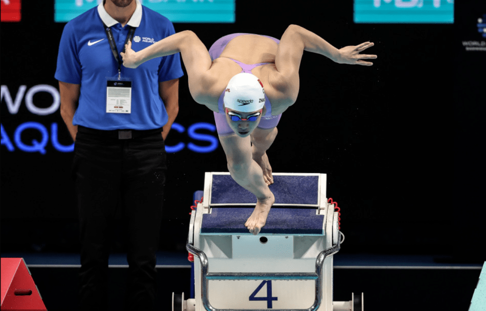 世界杯皇冠平台_张雨霏又戴上皇冠!世界杯100蝶三连冠世界杯皇冠平台,一度领先世界纪录0.27秒