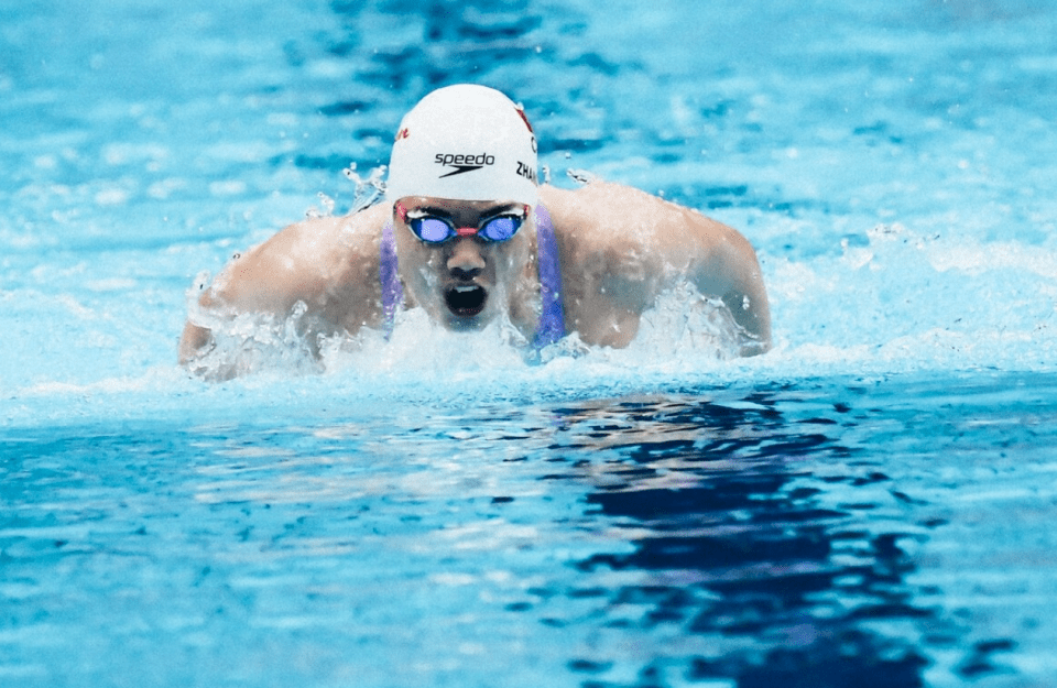 世界杯皇冠平台_张雨霏又戴上皇冠!世界杯100蝶三连冠世界杯皇冠平台,一度领先世界纪录0.27秒