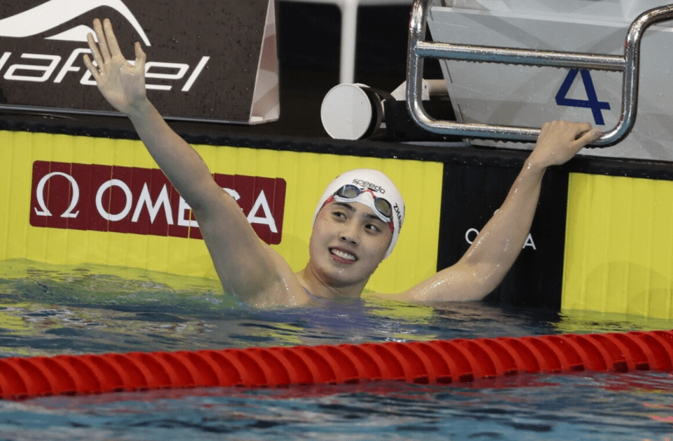 世界杯皇冠平台_张雨霏又戴上皇冠!世界杯100蝶三连冠世界杯皇冠平台,一度领先世界纪录0.27秒