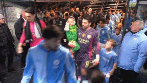 皇冠信用网登2_半场结束:曼城2-0哈德斯菲尔德皇冠信用网登2,阿尔瓦雷斯传射,福登建功