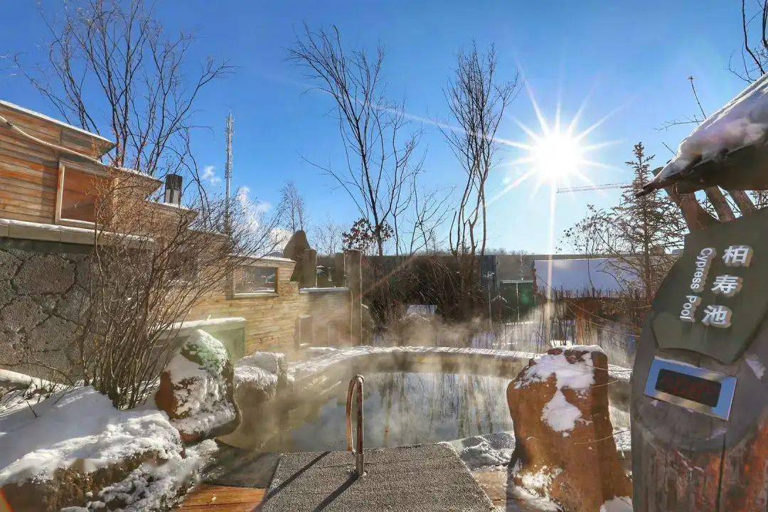 皇冠代理登1,2,3_【长白山温泉皇冠假日酒店】¥2299起抢3天2晚套餐皇冠代理登1,2,3,园景高级房1间2晚连住+次日2大1小自助早餐+聚龙火山温泉+3小时滑雪体验