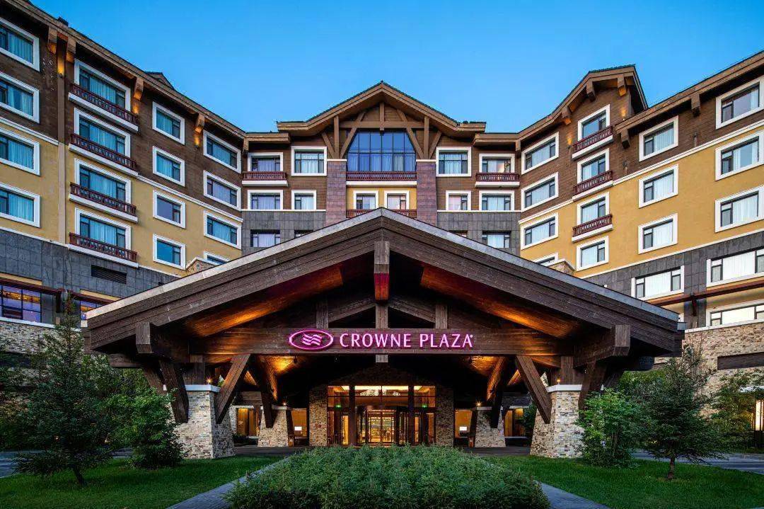 皇冠代理登1,2,3_【长白山温泉皇冠假日酒店】¥2299起抢3天2晚套餐皇冠代理登1,2,3,园景高级房1间2晚连住+次日2大1小自助早餐+聚龙火山温泉+3小时滑雪体验