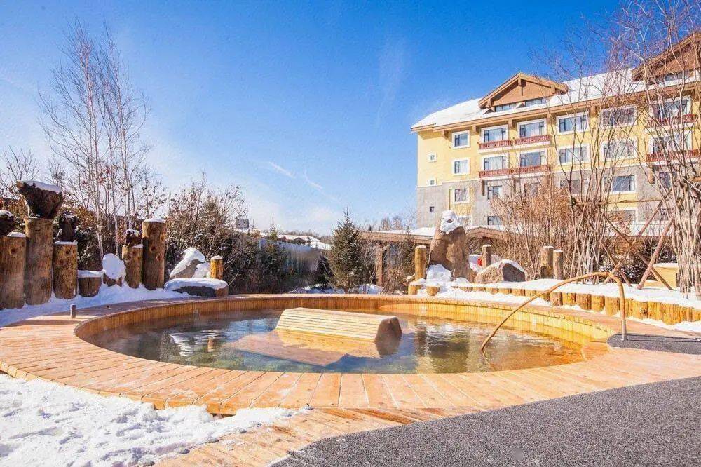 皇冠代理登1,2,3_【长白山温泉皇冠假日酒店】¥2299起抢3天2晚套餐皇冠代理登1,2,3,园景高级房1间2晚连住+次日2大1小自助早餐+聚龙火山温泉+3小时滑雪体验