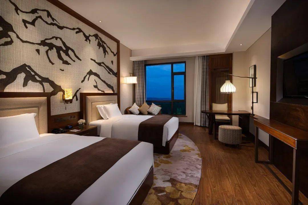 皇冠代理登1,2,3_【长白山温泉皇冠假日酒店】¥2299起抢3天2晚套餐皇冠代理登1,2,3,园景高级房1间2晚连住+次日2大1小自助早餐+聚龙火山温泉+3小时滑雪体验