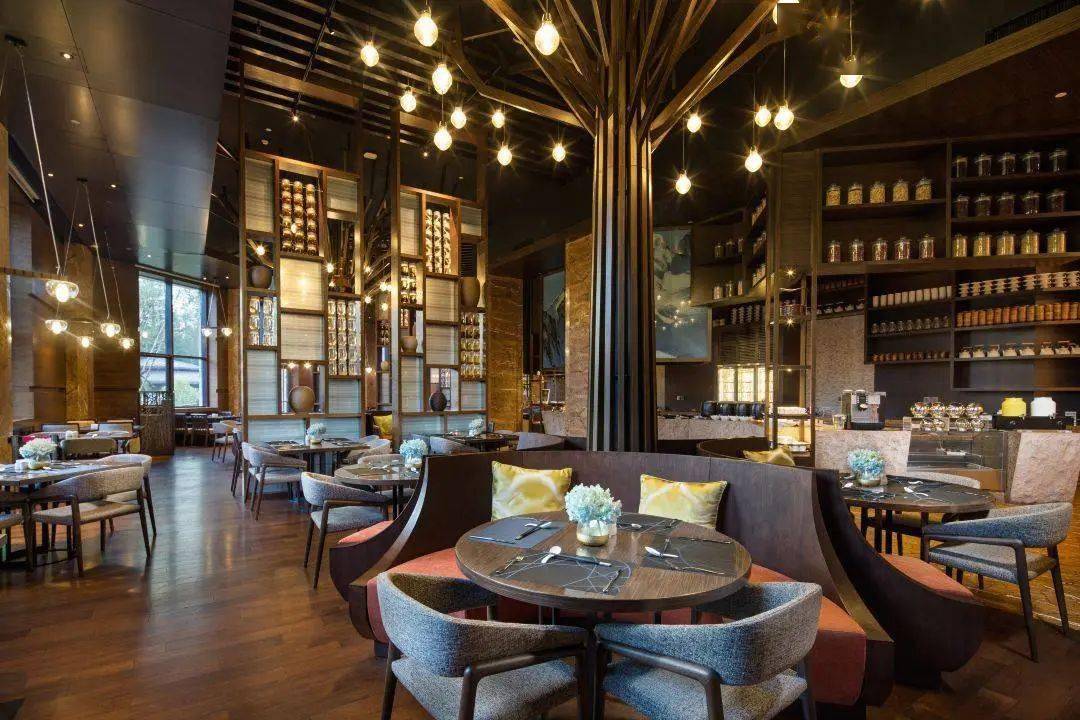 皇冠代理登1,2,3_【长白山温泉皇冠假日酒店】¥2299起抢3天2晚套餐皇冠代理登1,2,3,园景高级房1间2晚连住+次日2大1小自助早餐+聚龙火山温泉+3小时滑雪体验