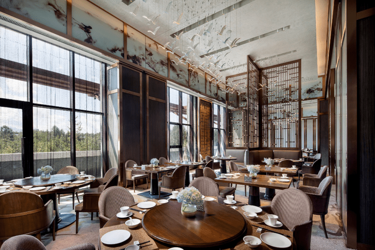 皇冠代理登1,2,3_【长白山温泉皇冠假日酒店】¥2299起抢3天2晚套餐皇冠代理登1,2,3,园景高级房1间2晚连住+次日2大1小自助早餐+聚龙火山温泉+3小时滑雪体验