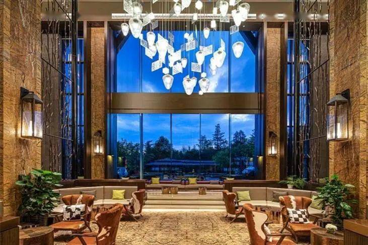 皇冠代理登1,2,3_【长白山温泉皇冠假日酒店】¥2299起抢3天2晚套餐皇冠代理登1,2,3,园景高级房1间2晚连住+次日2大1小自助早餐+聚龙火山温泉+3小时滑雪体验